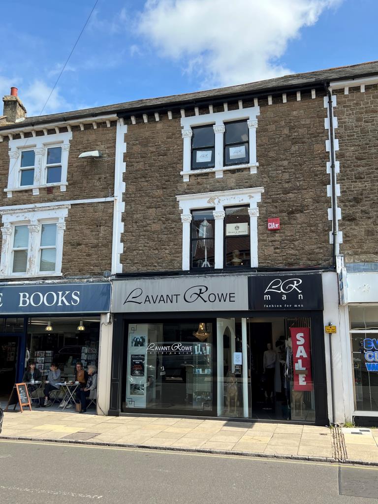 Lot: 64 - FOUR STOREY TOWN CENTRE BUILDING WITH COMMERCIAL INCOME AND RESIDENTIAL CONVERSION POTENTIAL -